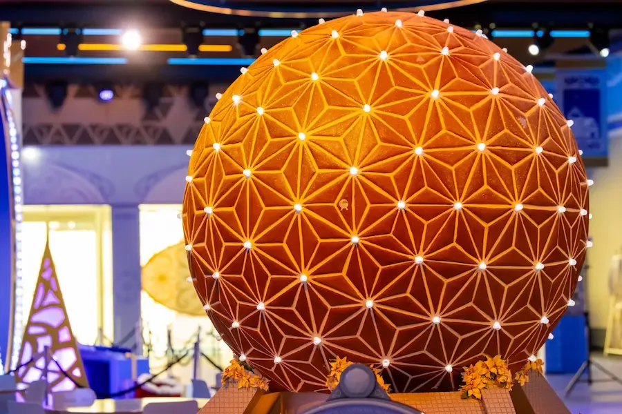 Réplica da Spaceship Earth feita de biscoito de gengibre volta ao Natal 2026 da Disney