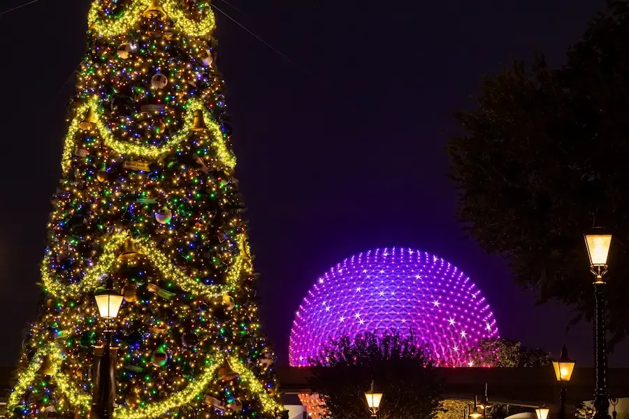Árvore de Natal com a icônica bola do EPCOT iluminada no Natal da Disney