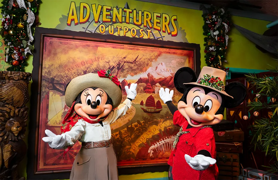 Mickey e Minnie com trajes de exploradores natalinos para o evento de Natal do Animal Kingdom