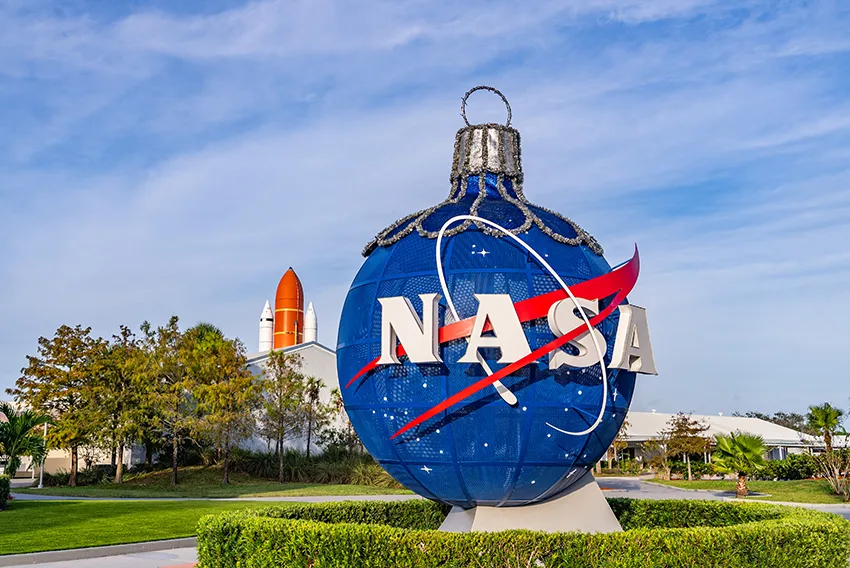 Esfera da NASA no Kennedy Space Center decorada para o Natal
