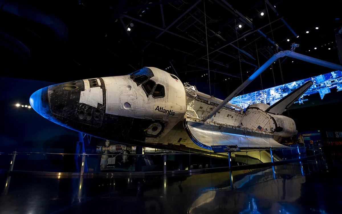 Autobús espacial Atlantis es una de las atracciones de Kennedy Space Center, Florida