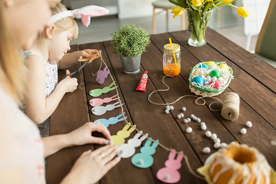 Mãe e filha confeccionam artigo de decoração de Páscoa