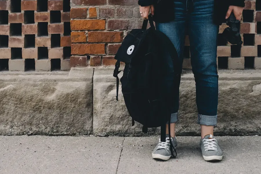 Pessoa carrega mochila em parque da Universal em Orlando