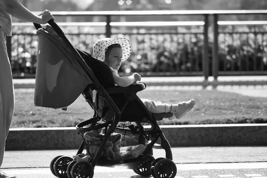 Mãe carrega filho em carrinho de bebê em parque da Universal Orlando