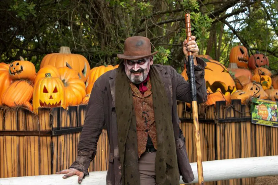El coveiro Cyrus recibe a los invitados en el evento de halloween de Gatorland con calabazas al fondo