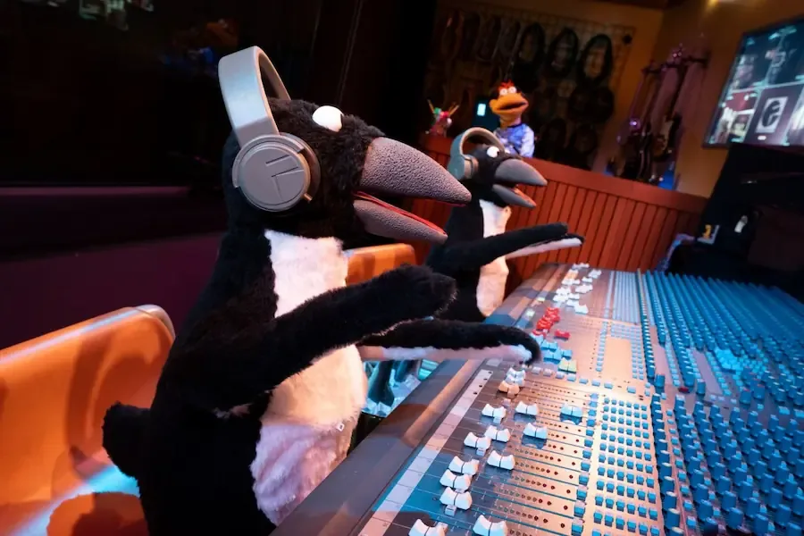 Personagens dos Muppets controlam as mesas de som da nova atração da Disney