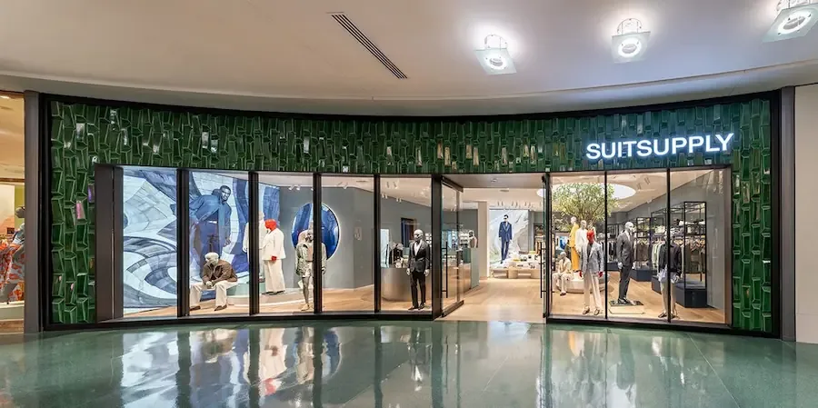Fachada da loja Suitsupply para o público masculina que chega a Orlando em janeiro de 2026