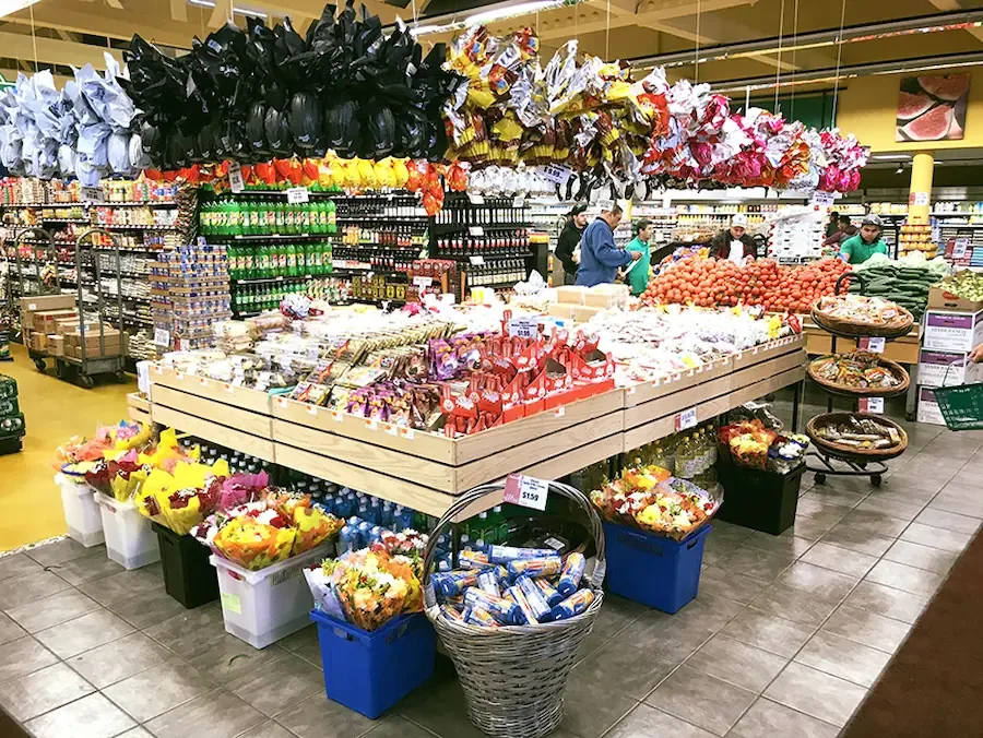 Prateleiras do supermercado Seabra Foods