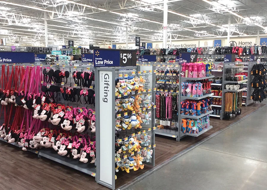 Prateleiras do Walmart, em Orlando, mostram produtos licenciados da Disney