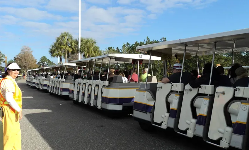 Trenzinho no Transportation and Ticket Center levando visitantes ao Magic Kingdom na Disney Orlando