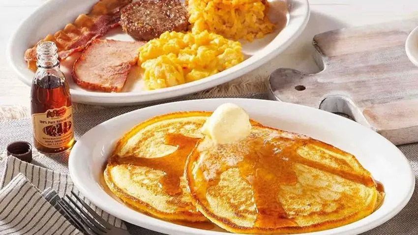 Prato de café da manhã do Cracker Barrel, em Orlando, mostrando panquecas servidas com mapple