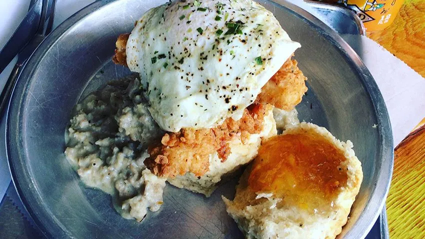 Prato de café da manhã do Seven Bites, em Orlando, com pão artesanal e ovos mexidos