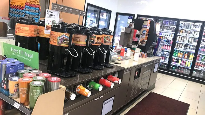 Buffet de café do Seven Eleven, onde os próprios visitantes podem se servir à vontade com máquinas de café e leite