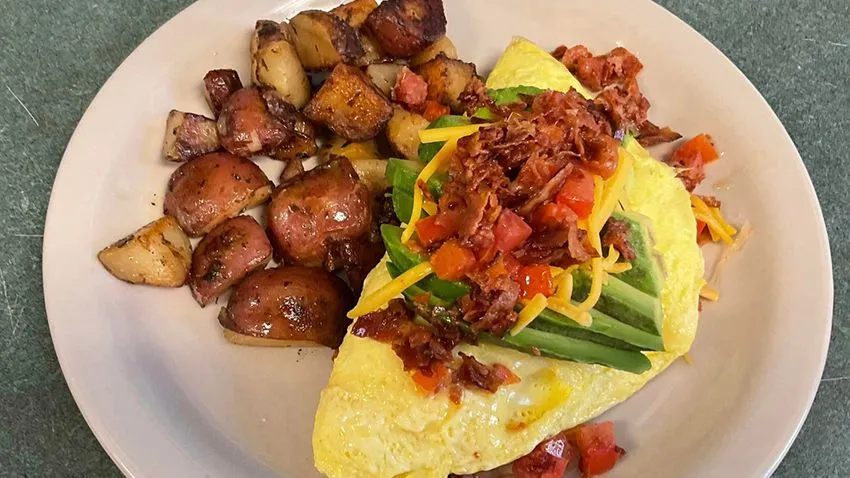 Prato de café da manhã do Shakers American Cafe, em Orlando, com ovos mexidos servidos com batatas assadas