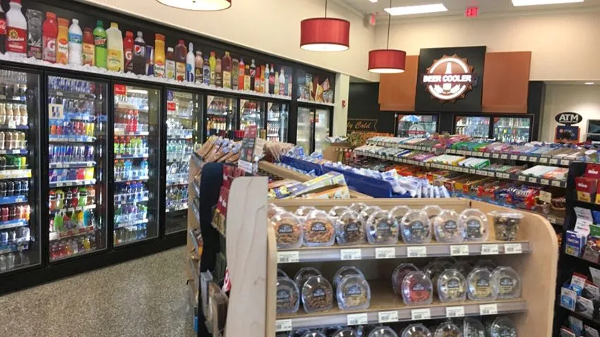 Corredor do Wawa, em Orlando, com geladeiras de bebidas e pães, uma grande variedade para o café da manhã