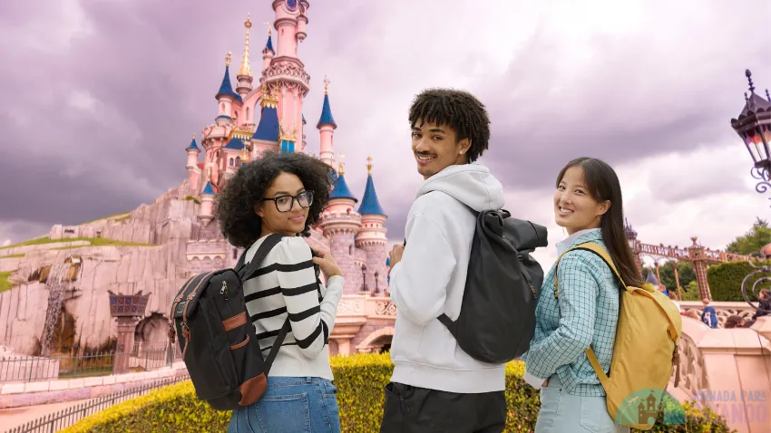 Três adolescentes com suas mochilas em frente ao castelo do Magic Kingdom da Disney em Orlando