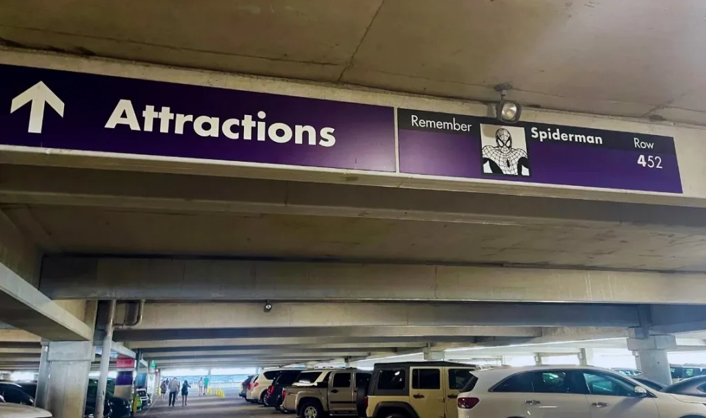 Seções temáticas com nomes de filmes no estacionamento da Universal Orlando Resorts, em Orlando, na Flórida