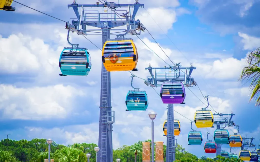 Disney Skyliner sistema de gôndolas que conecta dos parques Epcot e Disney Hollywood Studios aos resorts, no Walt Disney World, em Orlando, na Flórida