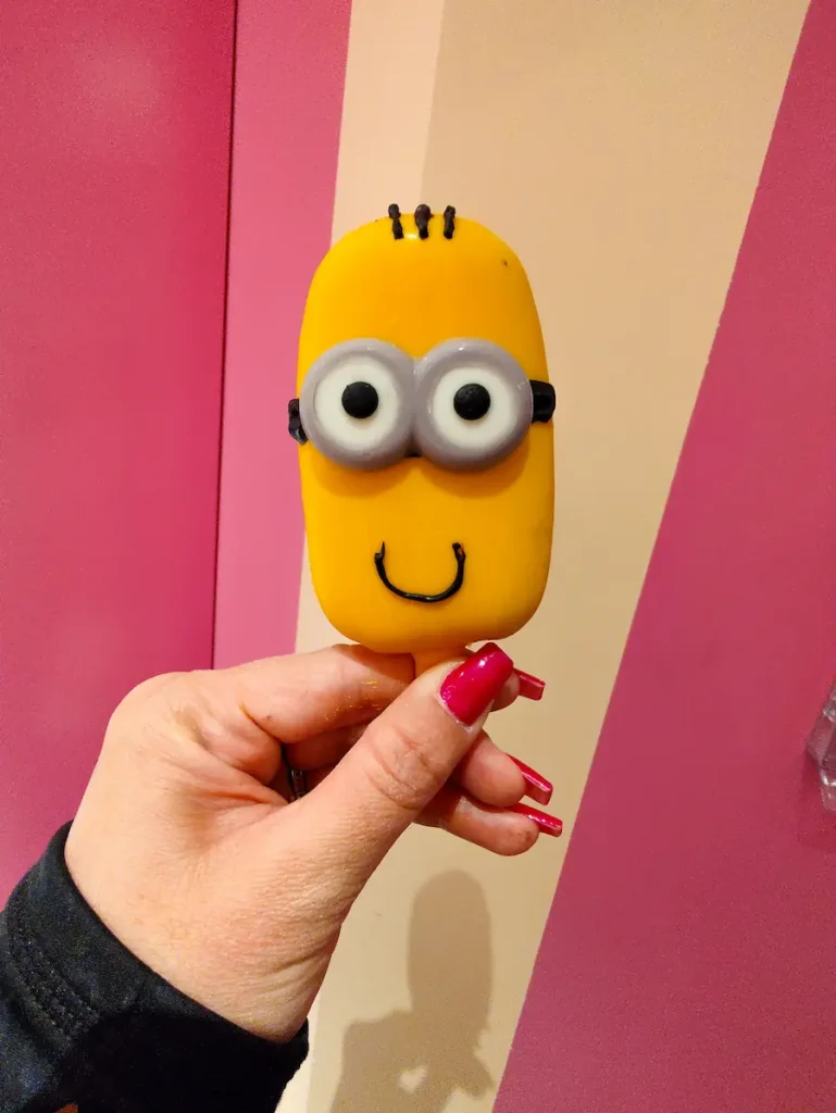 Cake pop em formato de Minion é aposta do restaurante temático Illumination's Minion Cafe