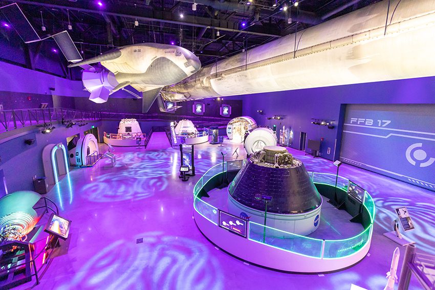 Salão do Kennedy Space Center, na Flórida, com atrações para toda a família