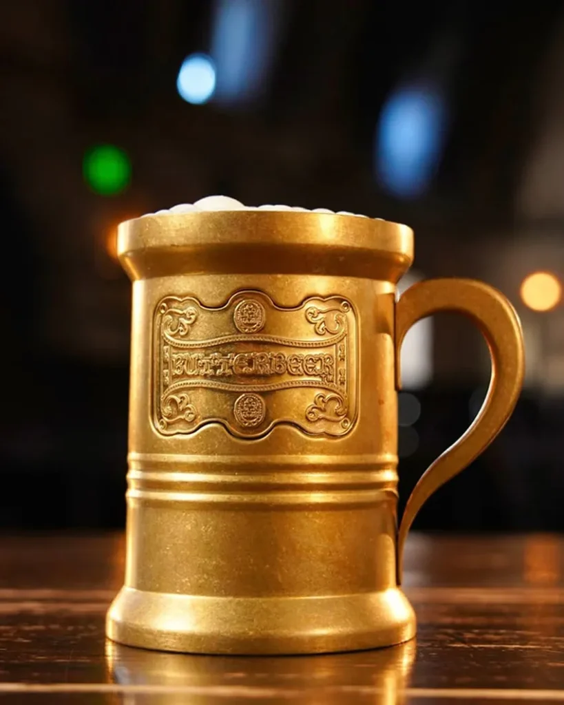 Copo decorativo dourado de cerveja amanteigada