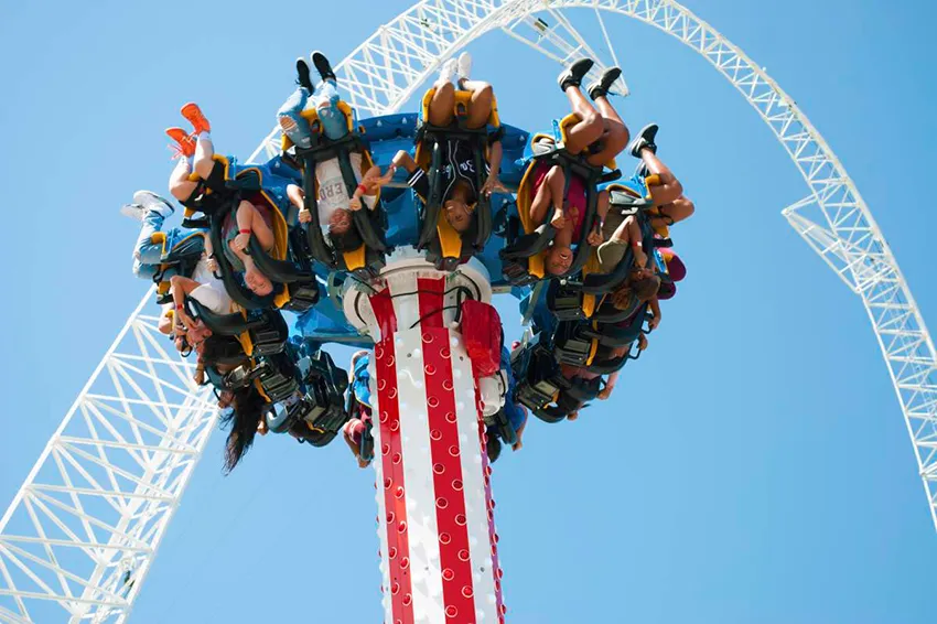 Visitantes se divertem em atração no Fun Spot de Orlando