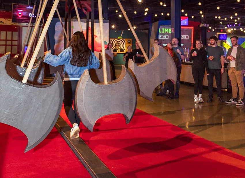 Mulher é desafiada em brinquedo em sala temática da atração Level99 na Disney Springs