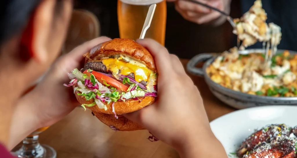 Lanches, cervejas artesanais e outros pratos são servidos na Level99 da Disney Springs em Orlando