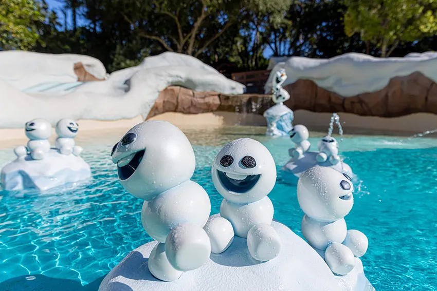 Bonecos de neve na piscina do parque aquático Disney's Blizzard Beach, em Orlando