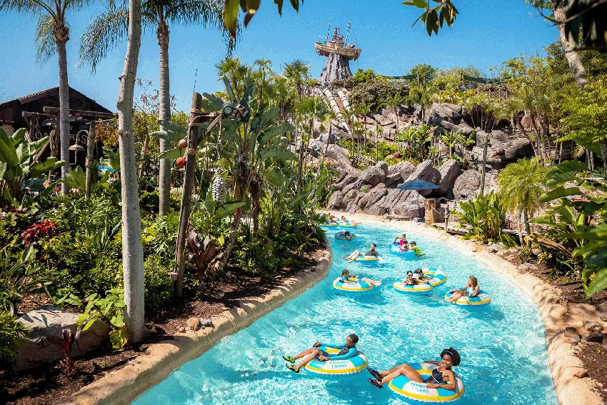 Visitantes se refrescam nas águas do parque Disney's Blizzard Beach que celebra 30 anos na Florida