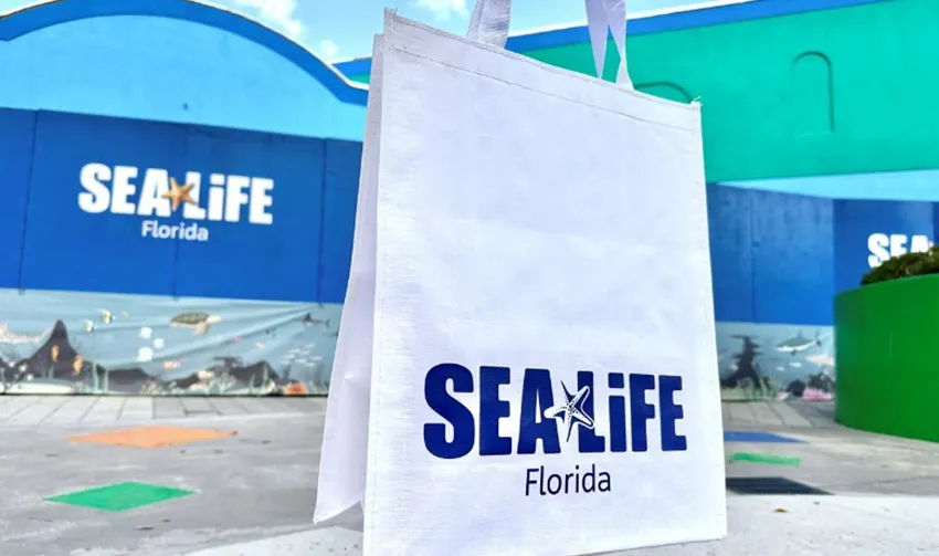 Sacola com logotipo do Sea Life Florida é apresentada em frente ao aquário