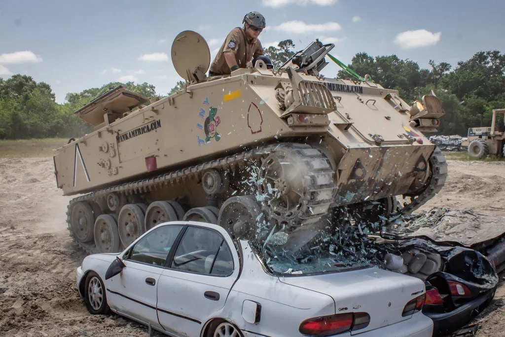 Visitante se diverte dirigindo um tanque de guerra no Tank America, uma das atrações imperdíveis em Orlando