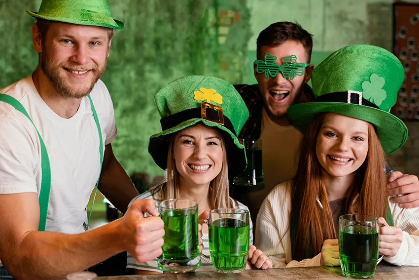 Amigos comemoram o Saint Patrick's Day com cerveja verde