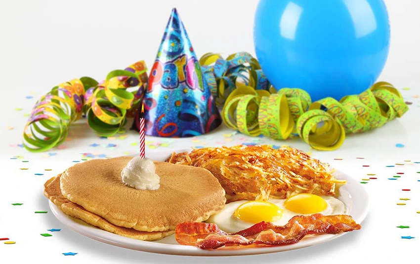 Panquecas são oferecidas como brinde para quem comemora aniversário nos Estados Unidos