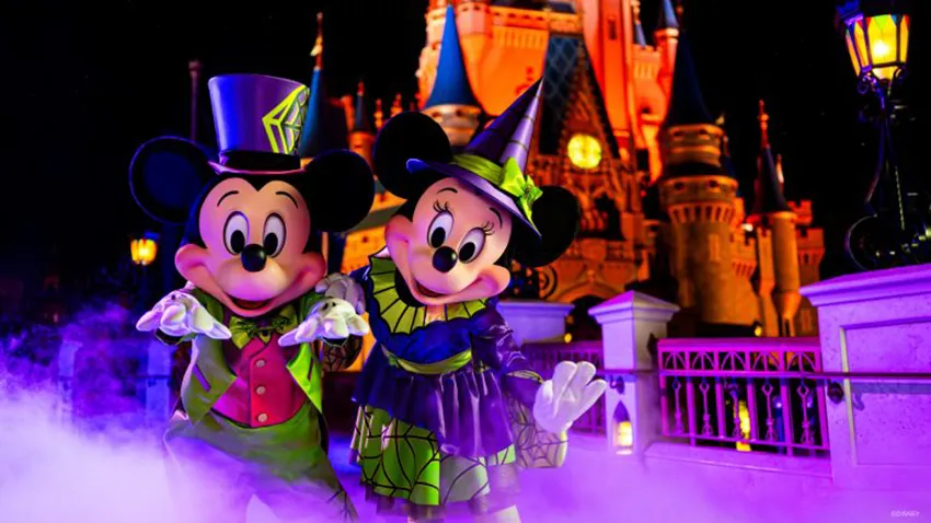 Personagens Mickey e Minnie vestidos para a festa de Halloween do Magic Kingdom