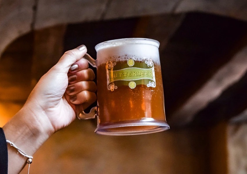 Butterbeer, a cerveja amanteigada, agora é vendida na nova loja Universal Studios Store no CityWalk