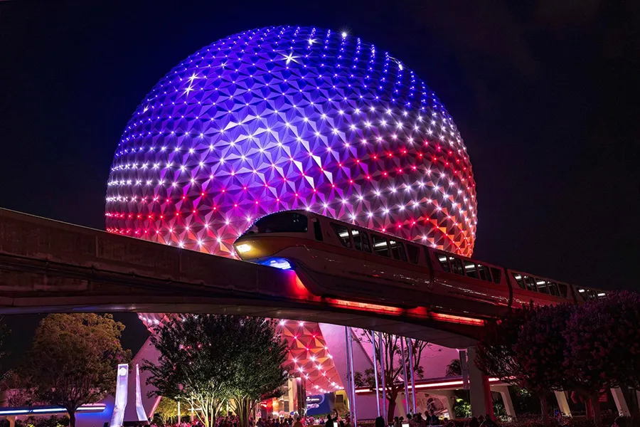 Spaceship Earth, no Epcot, iluminada com as cores da bandeira americana