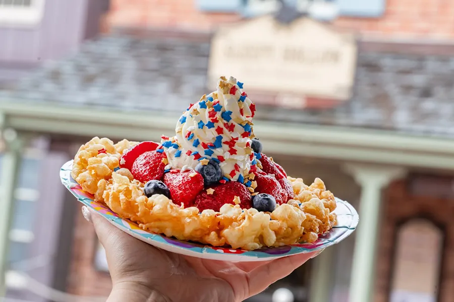 Tradicional bolo com frutas vermelhas, sorvete e granulados com as cores da bandeira americana para comemorar o feriado de 4 de julho no Walt Disney World