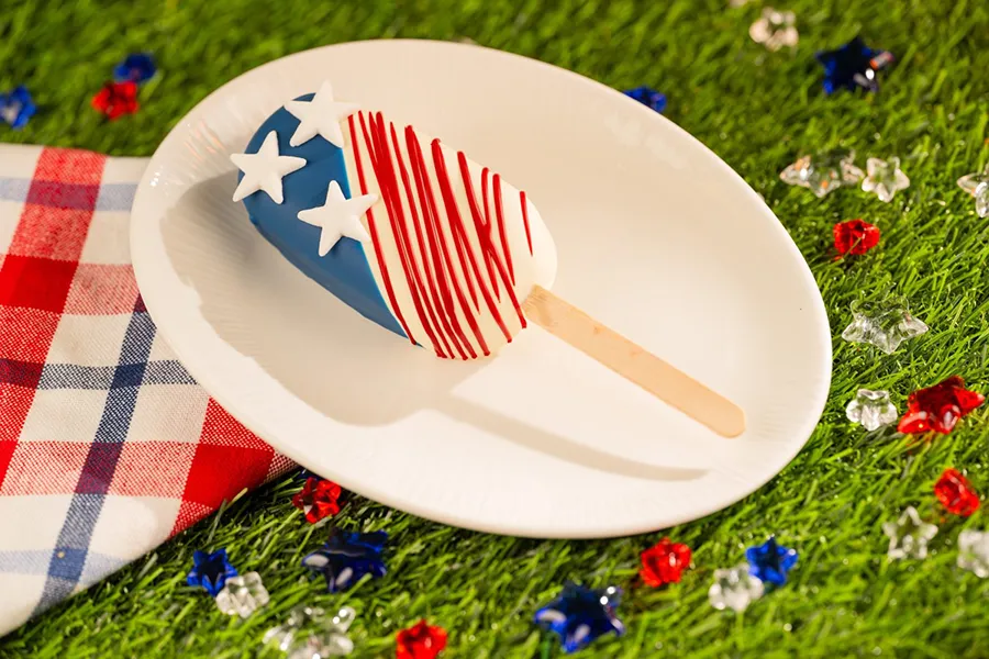Bolo no palito com as cores da bandeira americana para celebrar o feriado de 4 de julho no Disney Springs