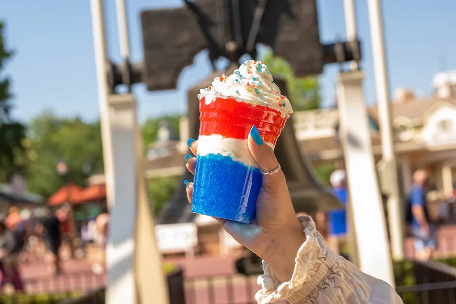 Bebida gelada com as cores da bandeira americana para comemorar o feriado de 4 de julho no Walt Disney World