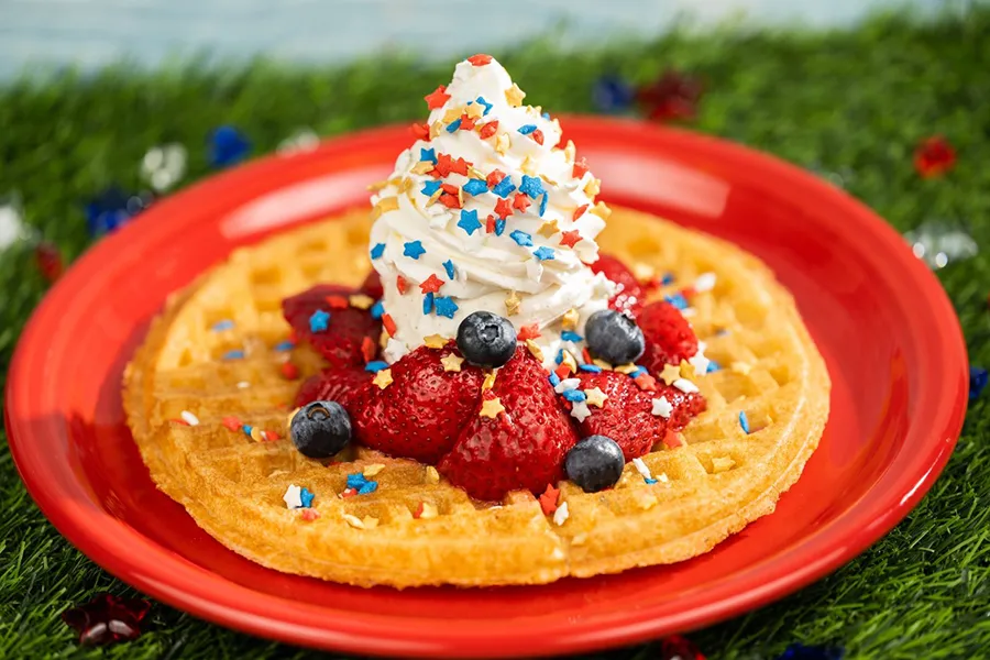 Waffle com frutas vermelhas, sorvete e granulados com as cores da bandeira americana para celebrar o feriado de 4 de julho no Walt Disney World