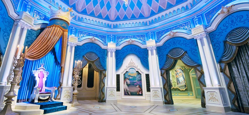 Interior do castelo da Cinderela na Disneyland de Tokyo, no Japão