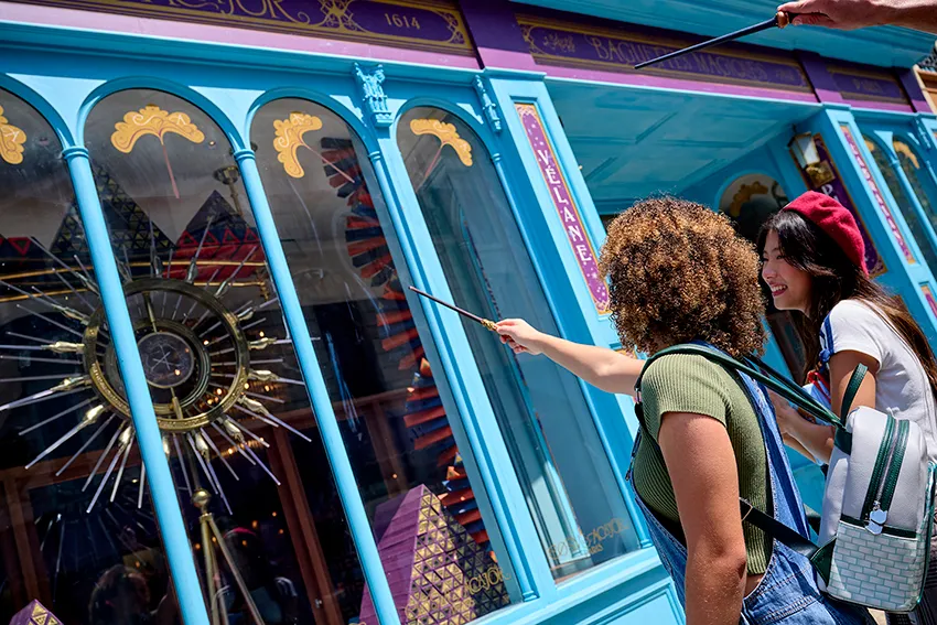 Visitantes exploram área do Ministry of Magic com varinhas interativas, área oferece atrações imersivas no Epic Universe, em Orlando