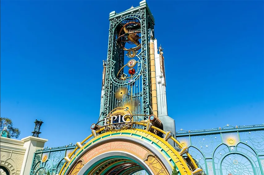 Chronos Tower, o marco de entrada para o novo parque da Universal, o Epic Universe