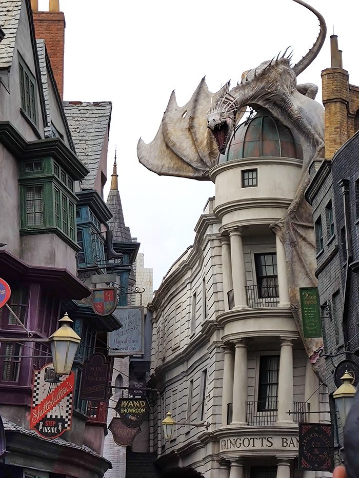 Área do Beco Diagonal com destaque para o dragão no topo do banco Gringotes, no Universal Studios Florida