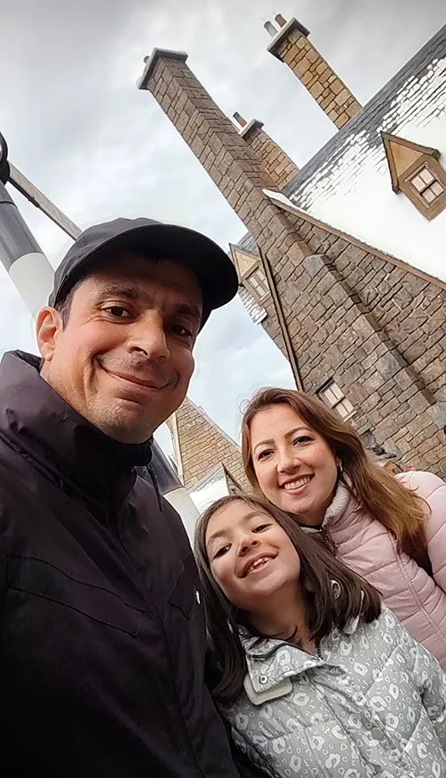 Família em frente à área do Beco Diagonal, na Universal Studios Florida