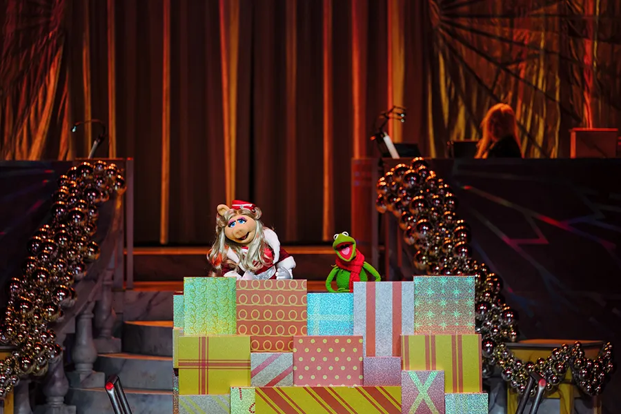 Miss Piggy e Caco são atrações do Disney Holidays in Hollywood do Jollywood Nights