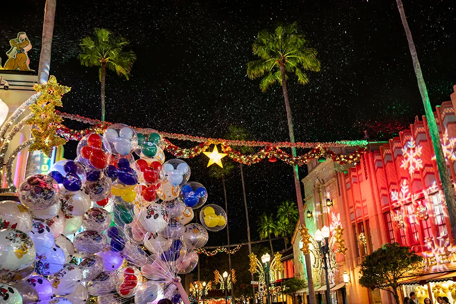 Decoração natalina do Disney's Hollywood Studios durante o Jollywood Nights