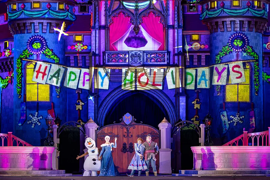 Personagens de Frozen se apresentam em frente ao Castelo da Cinderela durante o Mickey's Very Merry Christmas Party do Magic Kingdom