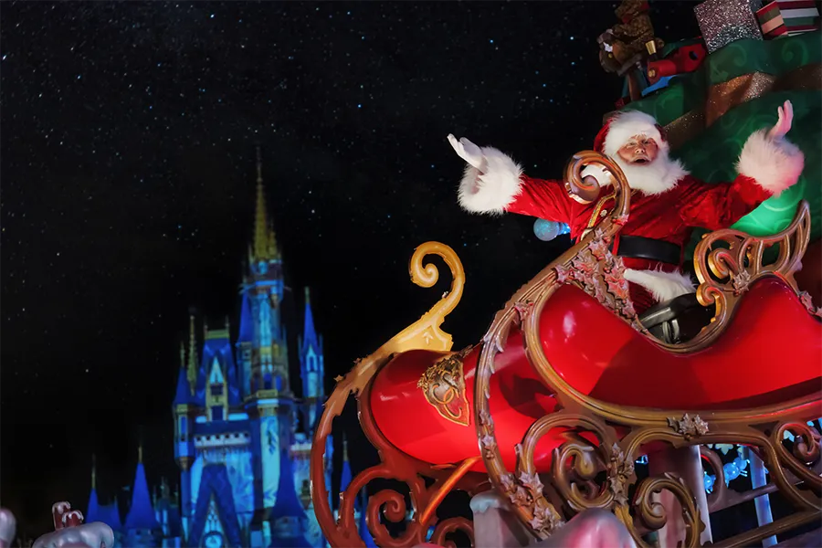 Papai Noel encerra a Mickey's Once Upon a Christmas Parade do Mickey's Very Merry Christmas Party no Magic Kingdom